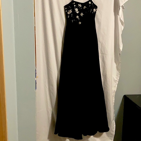 Women’s Elegant Gown - Picture 10 of 13